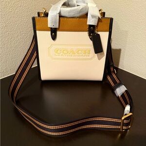 Brand new COACH field tote 22 in colorblock with Coach badge. 22cm x 21cm x 12cm